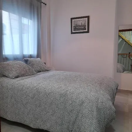 Casa Independiente En Nervion Junto A Parada Del Metro Сasa de vacaciones Sevilla