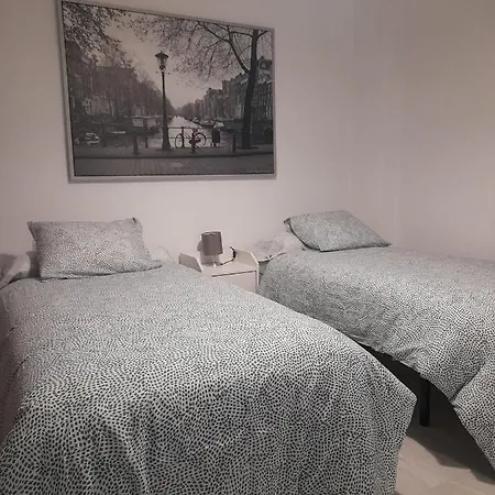 Casa Independiente En Nervion Junto A Parada Del Metro Сasa de vacaciones *